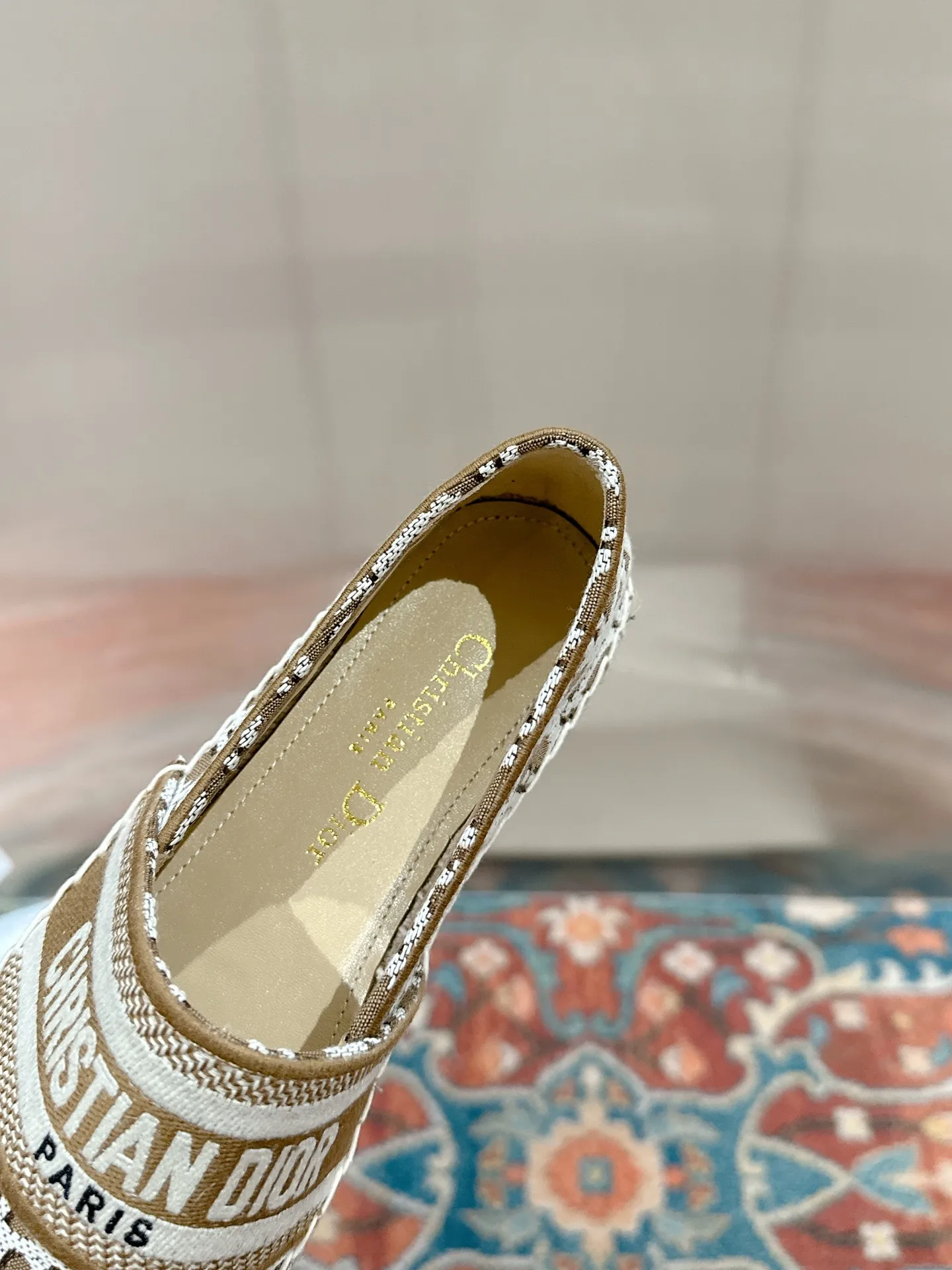 👟👟Ex-factory price 440👟👟 Dior DIOR's new popular early spring fisherman shoes 🆕 Simple, elegant and fashionable, timeless and timeless, it is a classic that will never fade away in the fashion circle, retro fisherman shoes. Original hand-woven surface, electric embroidery technology! Specific cloth surface and rubber outsole. Code number: 35-39 (40.41 customized, non-refundable)